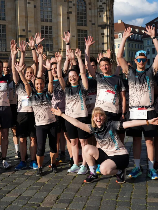 Team mit individuell gestalteten Firmenlaufshirts bei einem Firmenlauf